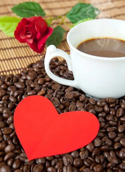 Corazón de papel y café — Foto de Stock