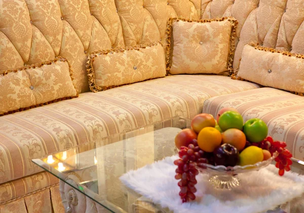 Travesseiro de ouro e sofá — Fotografia de Stock