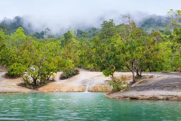 Waterval in diepe bossen, thailand — Stockfoto