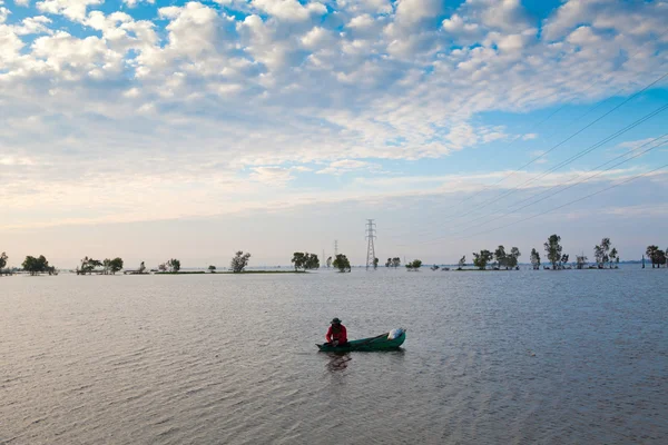 Visser met een boot — Stockfoto