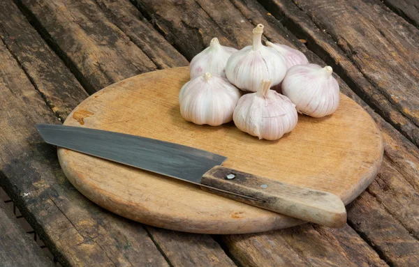 Sarımsak ve bıçak — Stok fotoğraf