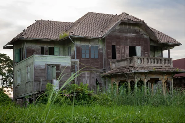 Vecchia casa abbandonata — Foto Stock