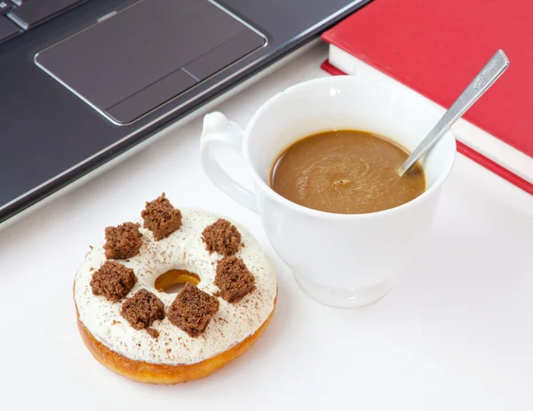 Donuts, ordinateur portable, carnet et café — Photo