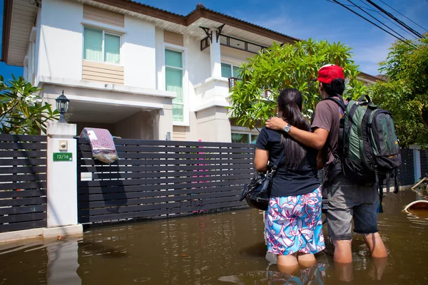 Acque alluvionali sorpassano casa in Thailandia — Foto Stock