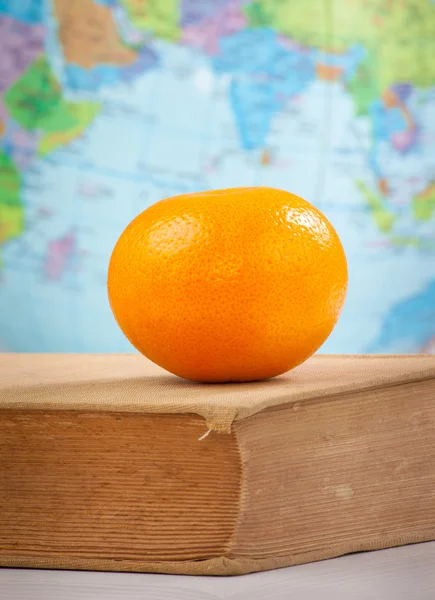 Oranje op boek — Stockfoto