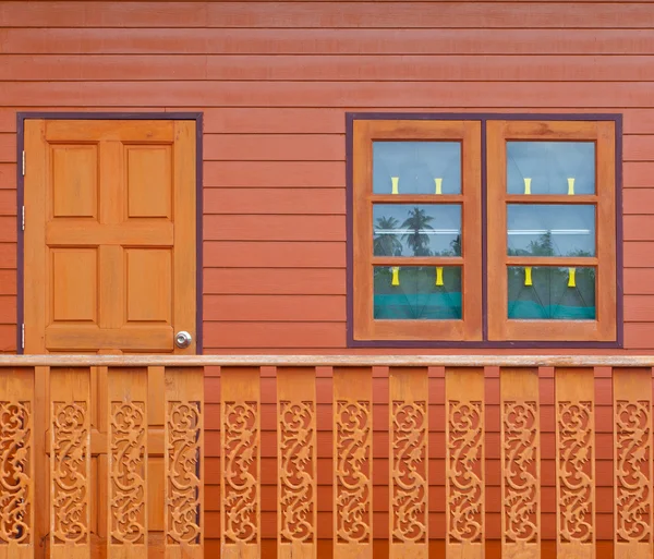 Holztür und Fenster — Stockfoto