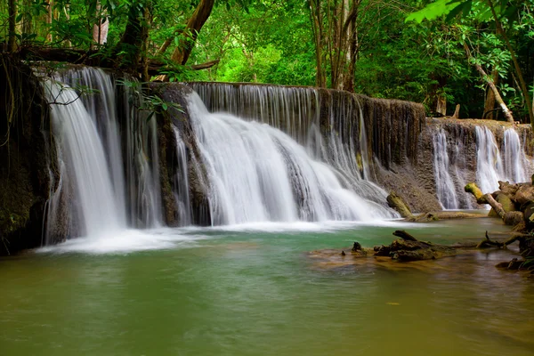 Waterval in diepe bossen — Stockfoto