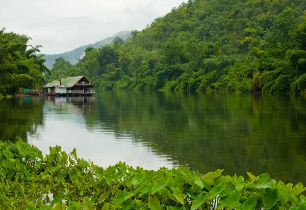 Casa flotante lago y bosque — Foto de Stock