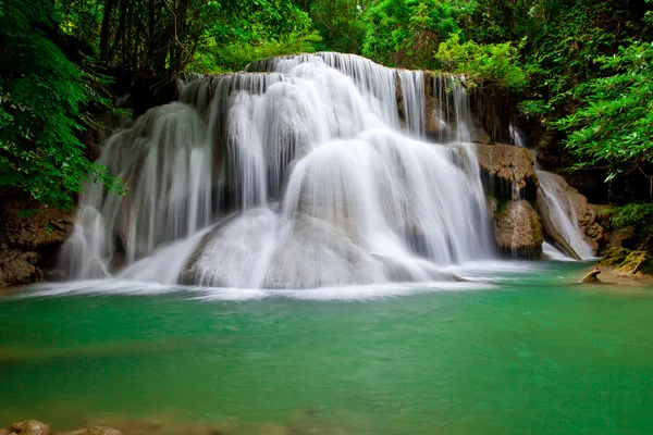 Tiefer Waldwasserfall — Stockfoto