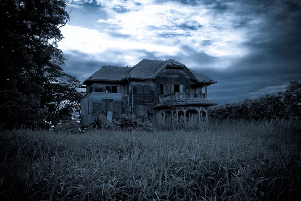 Verlaten oude huis — Stockfoto