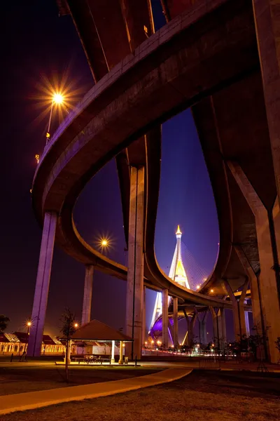 Bajo el puente de Bhumibol — Foto de Stock