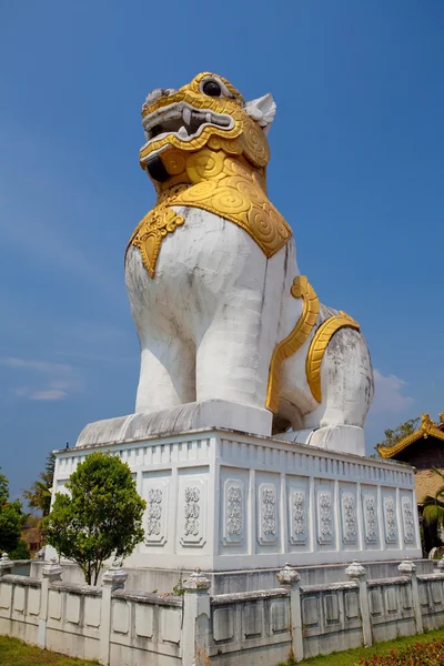 Myanmar Sarayı Muhafızlarında aslan — Stok fotoğraf