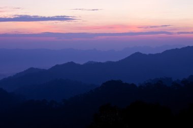 Dağlarda gün batımı