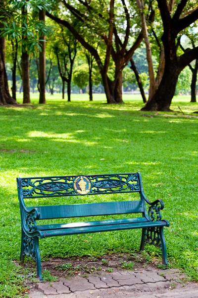 벤치 녹색 공원 — 스톡 사진