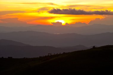 Dağların üzerinden gün batımı