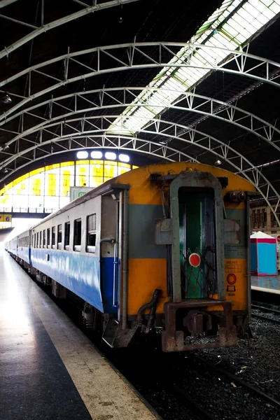 Tåg i bangkok järnvägsstation — Stockfoto