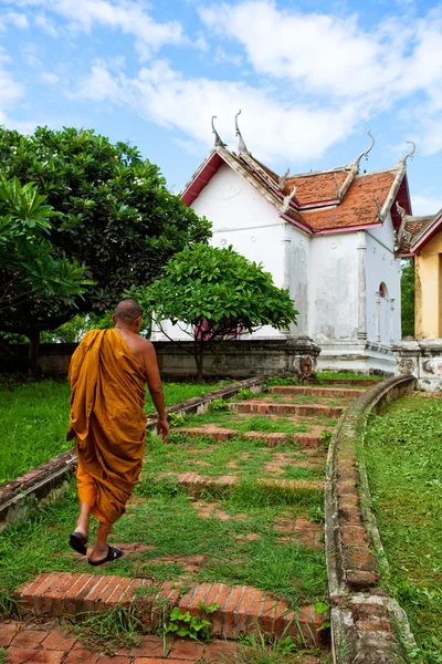 Mnich w świątyni — Zdjęcie stockowe