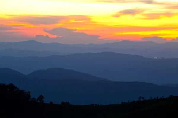 Coucher de soleil dans les montagnes — Photo