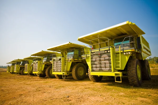 Gelber LKW — Stockfoto