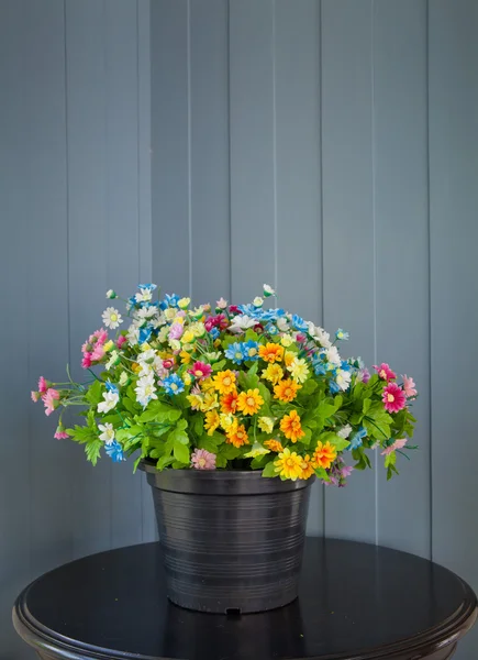Svart vas och blommor — Stockfoto