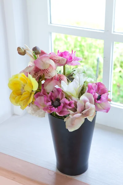 Černé vázy a květinové — Stock fotografie