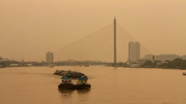 Chao phraya floden och kabel bro — Stockfoto