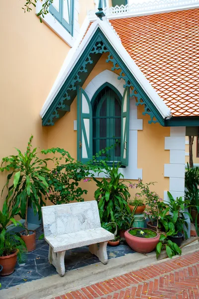 Hermosa casa y jardín — Foto de Stock