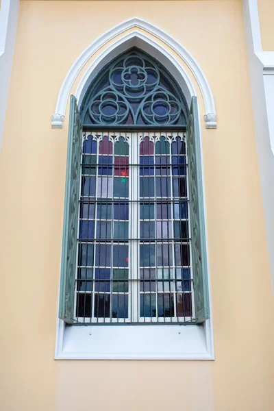 Fönster av kyrkan — Stockfoto
