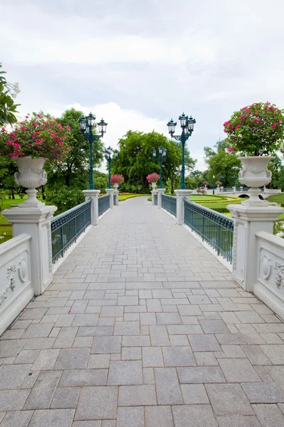 Most w parku — Zdjęcie stockowe