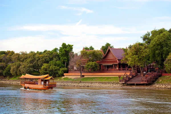 Thai house river side — Stock Photo, Image