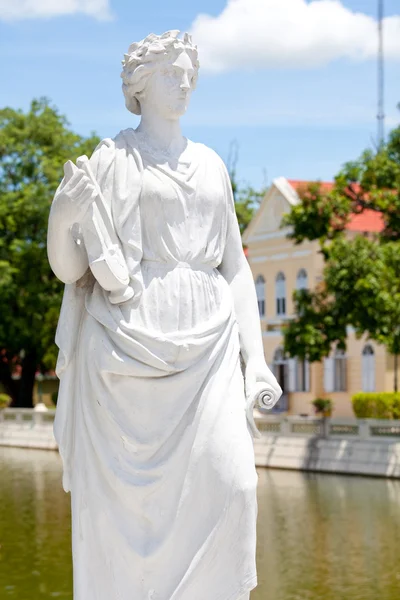 Estátua de mármore clássico branco — Fotografia de Stock