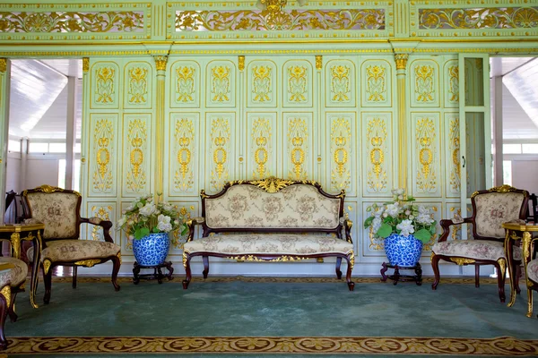 Мебель во дворце — стоковое фото