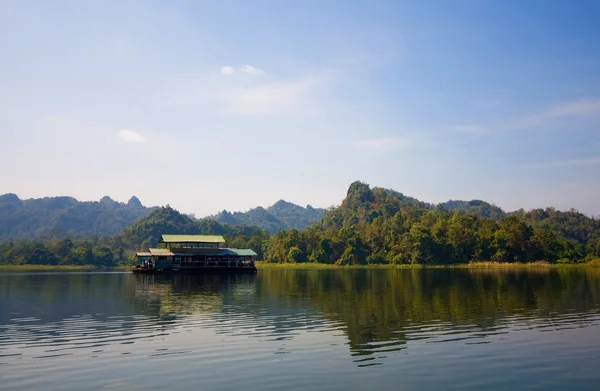 Casa flotante en Tailandia — Foto de Stock