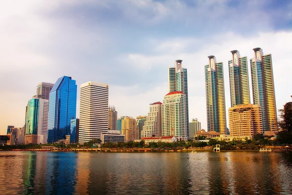 Ciudad con vista al lago —  Fotos de Stock