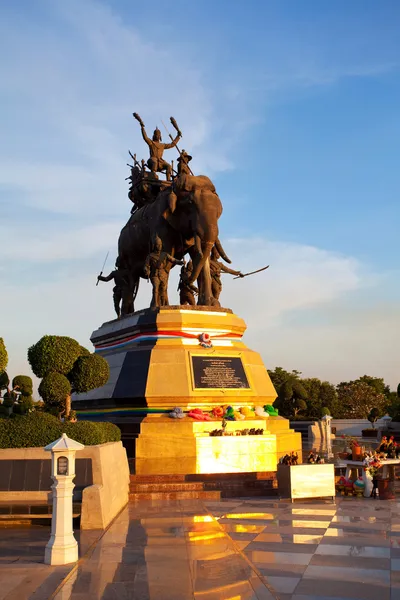 Monumento a Suriyothai en Ayutthaya, Tailandia — Foto de Stock