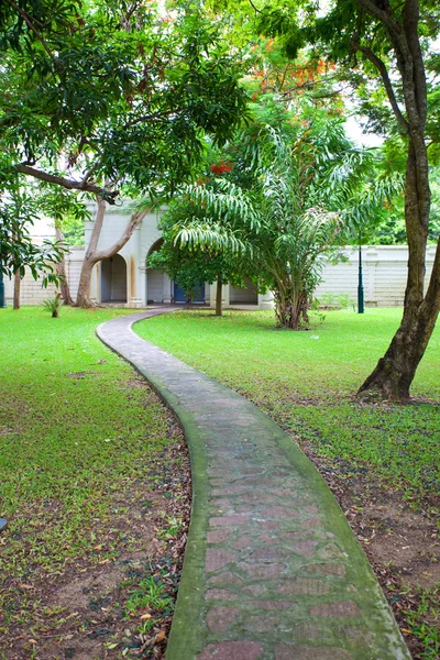 Walkway in garden — Stock Photo, Image