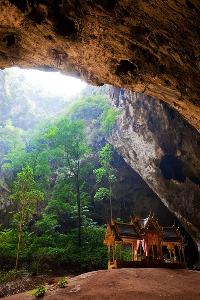 Padiglione nella grotta di Phraya Nakorn — Foto Stock