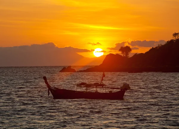 Sonnenuntergang mit Boot — Stockfoto