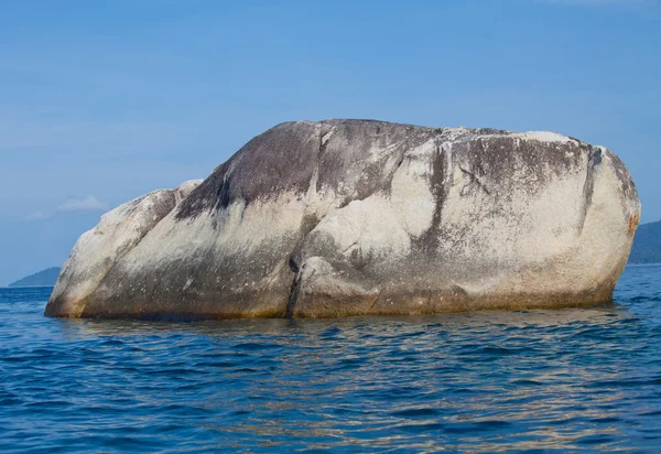 Stranden med stora stenar — Stockfoto