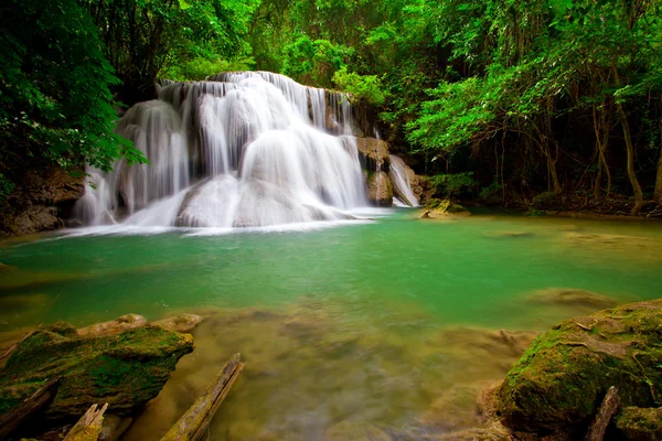 Waterval in diepe bossen — Stockfoto