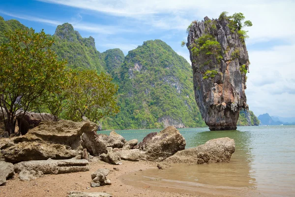 Vackra tropiska stora stenar — Stockfoto