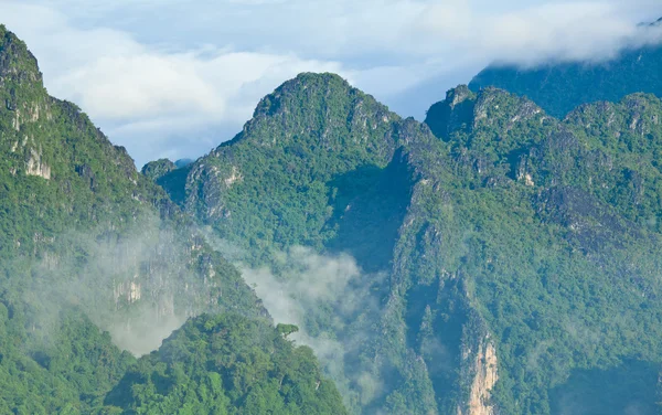 Montagna e cielo blu — Foto Stock