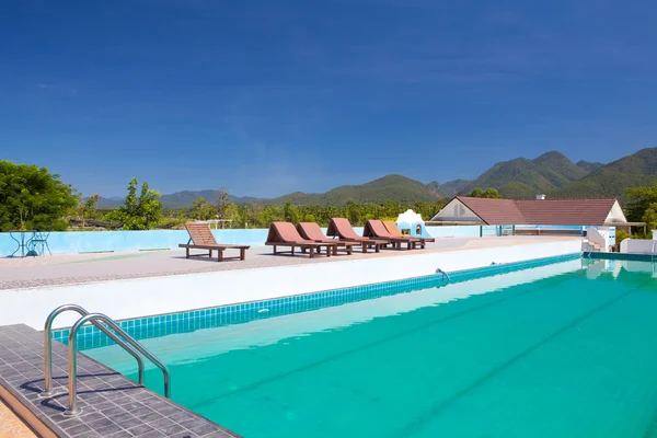 Piscina además de montañas —  Fotos de Stock