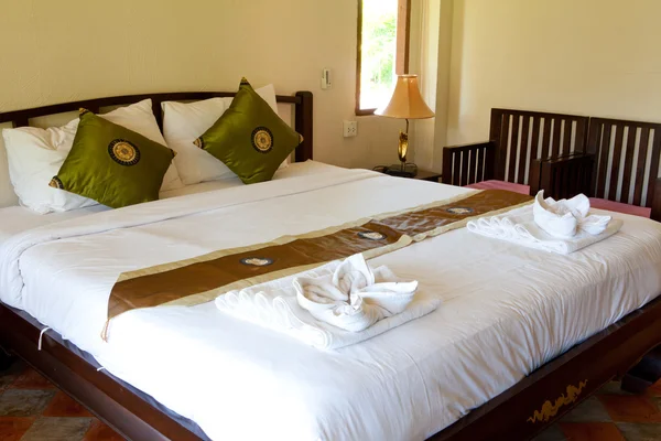 Otel odasında yatak ve ahşap — Stok fotoğraf