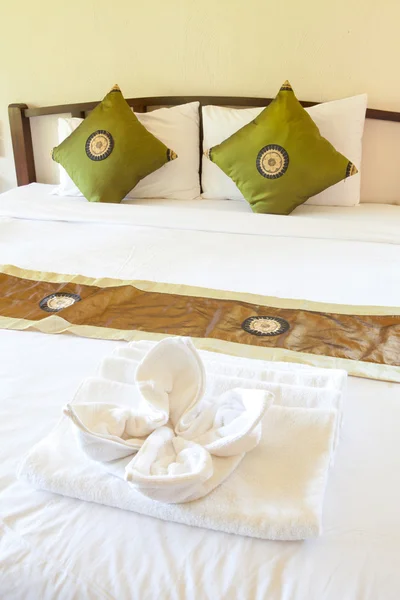 Ξενοδοχείο δωμάτιο με κρεβάτι και ξύλινα — Φωτογραφία Αρχείου