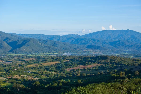 Pueblo con mouatain — Foto de Stock