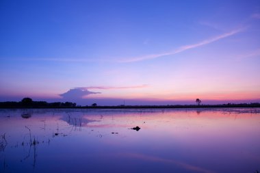 Gölde gün batımı