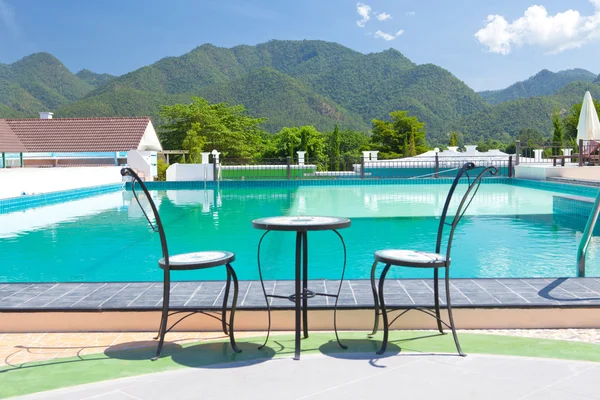 Tafel en stoelen naast bergen — Stockfoto