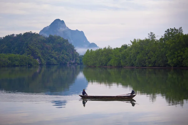 Barco en el río — Foto de Stock