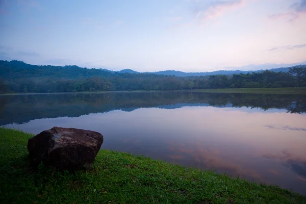 Jezero a hory — Stock fotografie